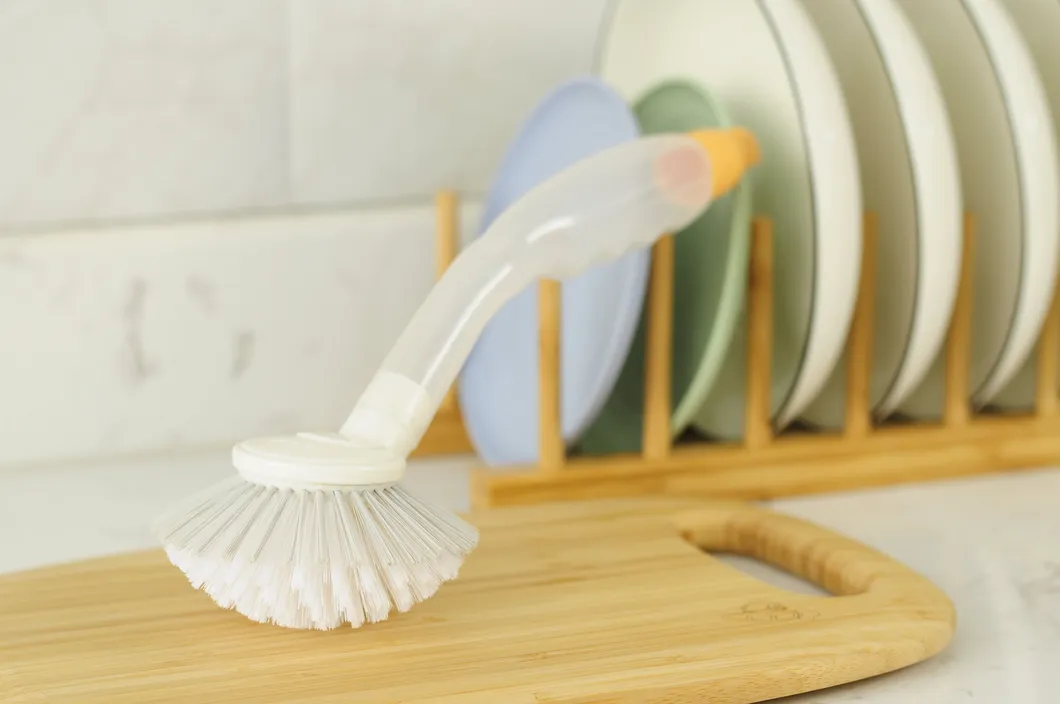 Used for Kitchen Cleaning High Quality Cheap Easily Cleaned Round Dish Brush with Soap Dispenser